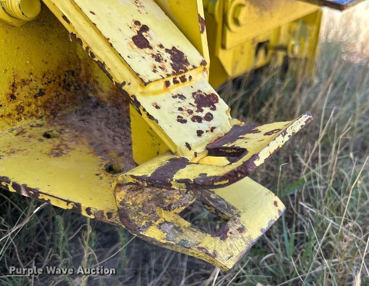 image for item DQ1347 1997 John Deere 664  forage head