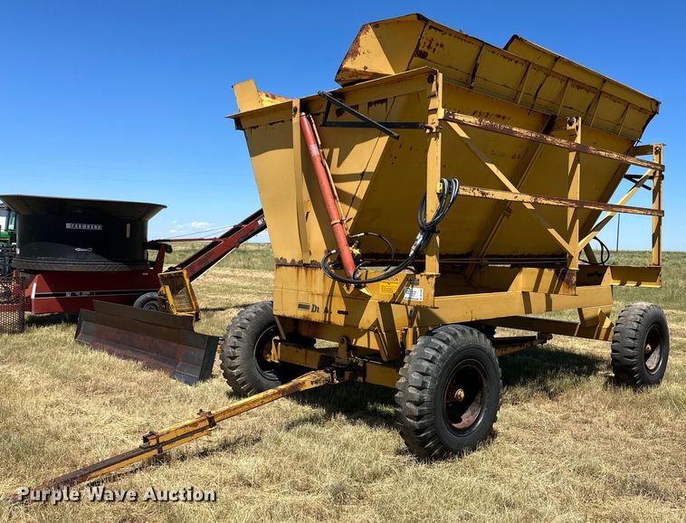 image for item DQ1348 Dual 5100  silage dump wagon