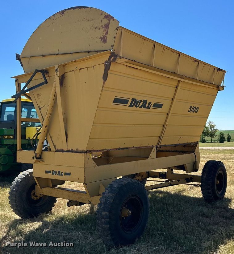 image for item DQ1348 Dual 5100  silage dump wagon