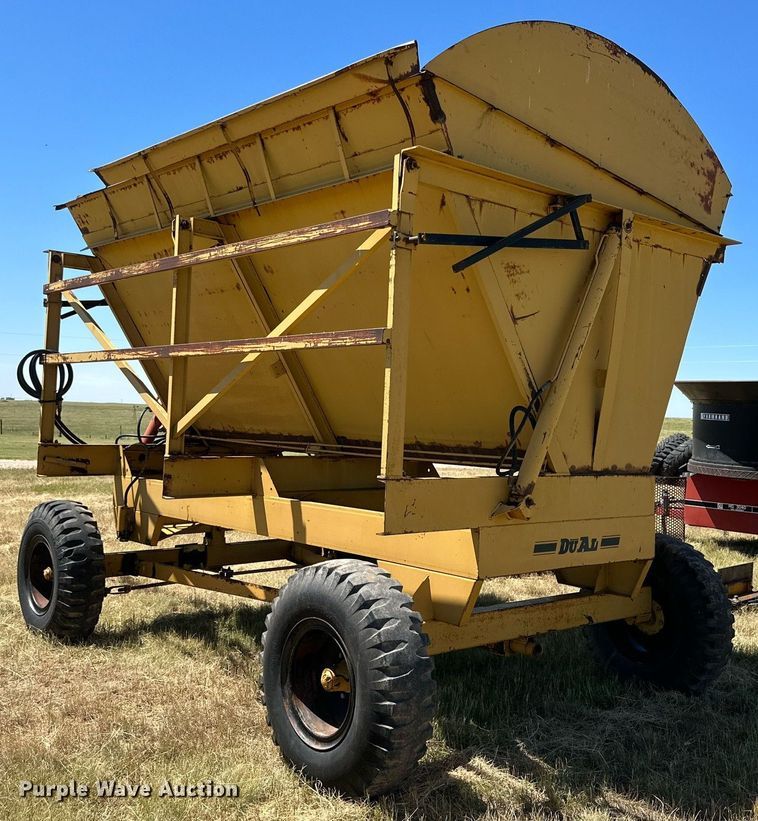 image for item DQ1348 Dual 5100  silage dump wagon