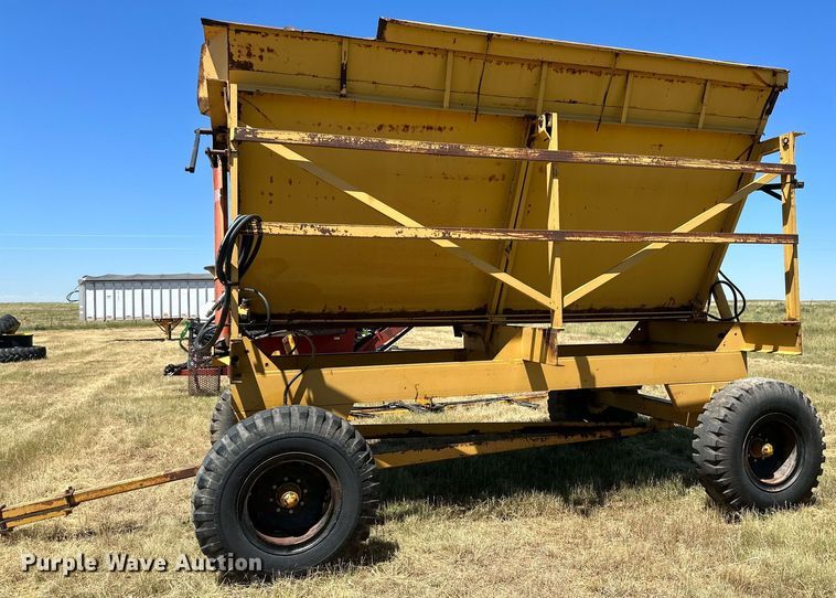 image for item DQ1348 Dual 5100  silage dump wagon