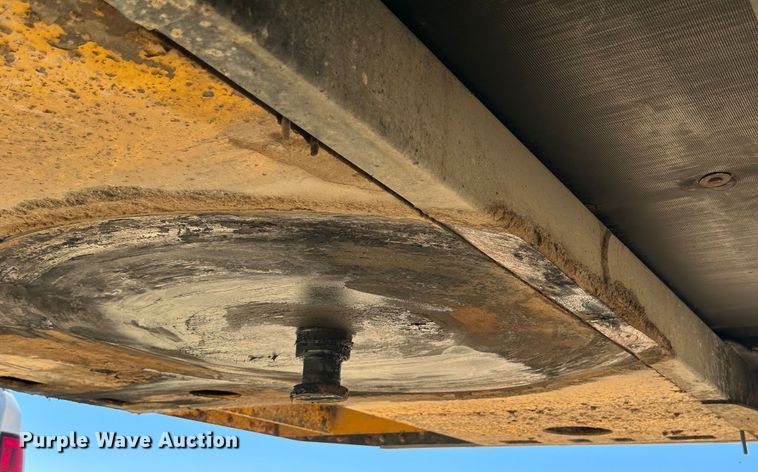 image for item DQ1353 2004 Trail King  live bottom trailer