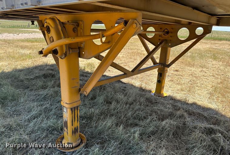 image for item DQ1353 2004 Trail King  live bottom trailer