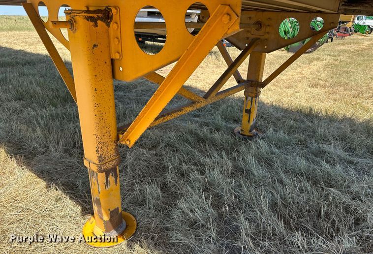 image for item DQ1353 2004 Trail King  live bottom trailer