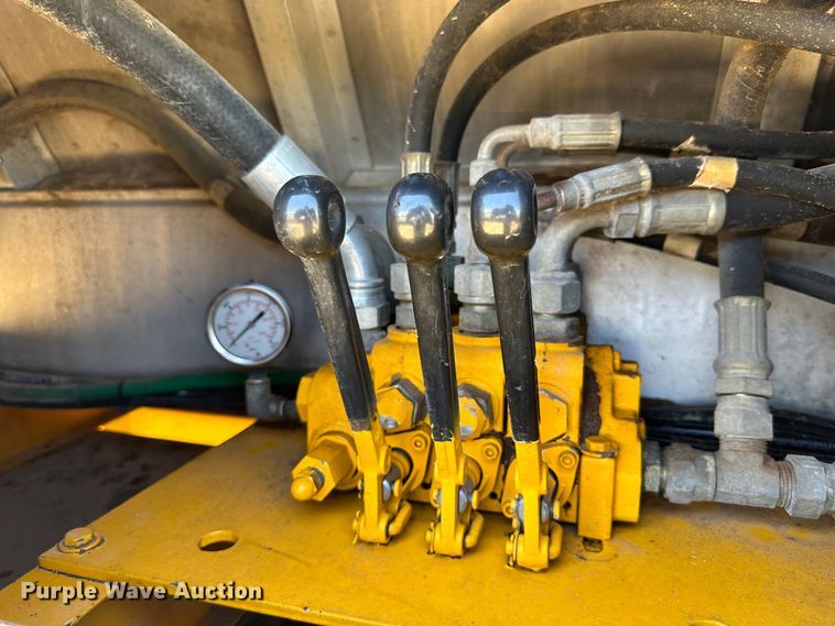 image for item DQ1353 2004 Trail King  live bottom trailer