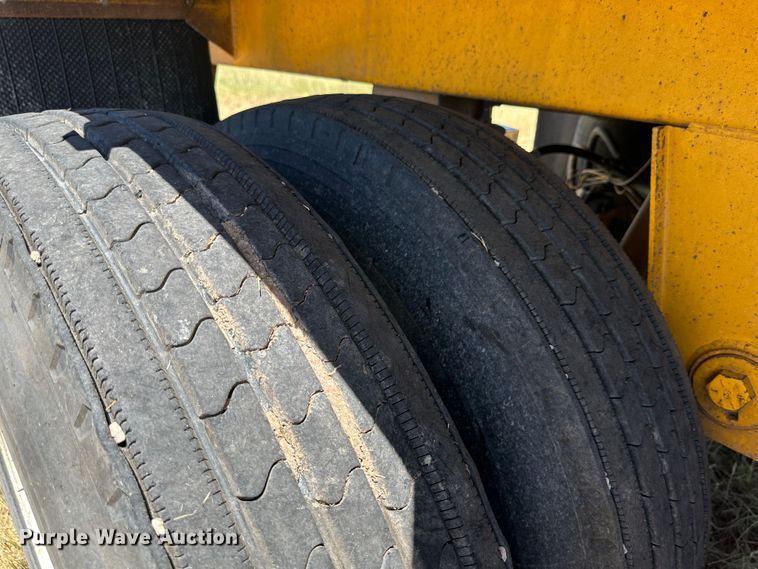 image for item DQ1353 2004 Trail King  live bottom trailer