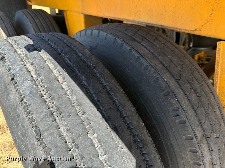 image for item DQ1353 2004 Trail King  live bottom trailer