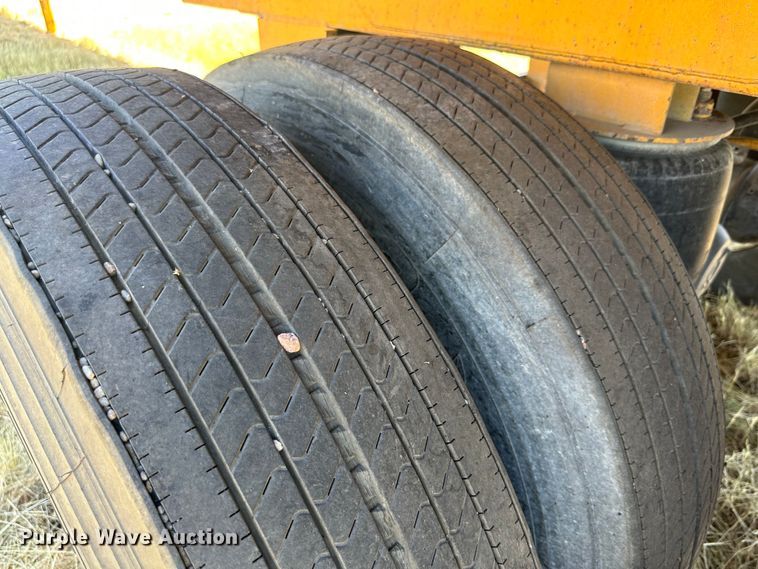 image for item DQ1353 2004 Trail King  live bottom trailer