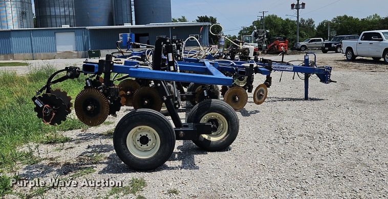 image for item DQ1828 Blu-Jet Land Runner  NH3 applicator