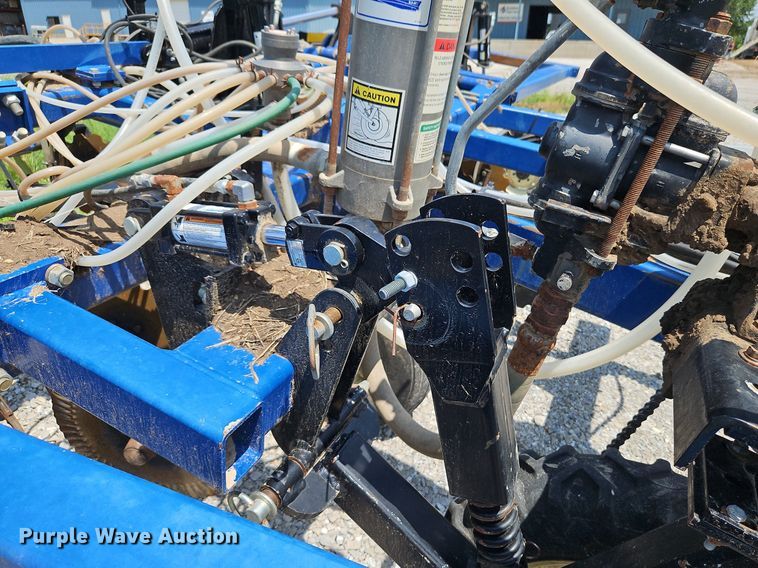 image for item DQ1828 Blu-Jet Land Runner  NH3 applicator