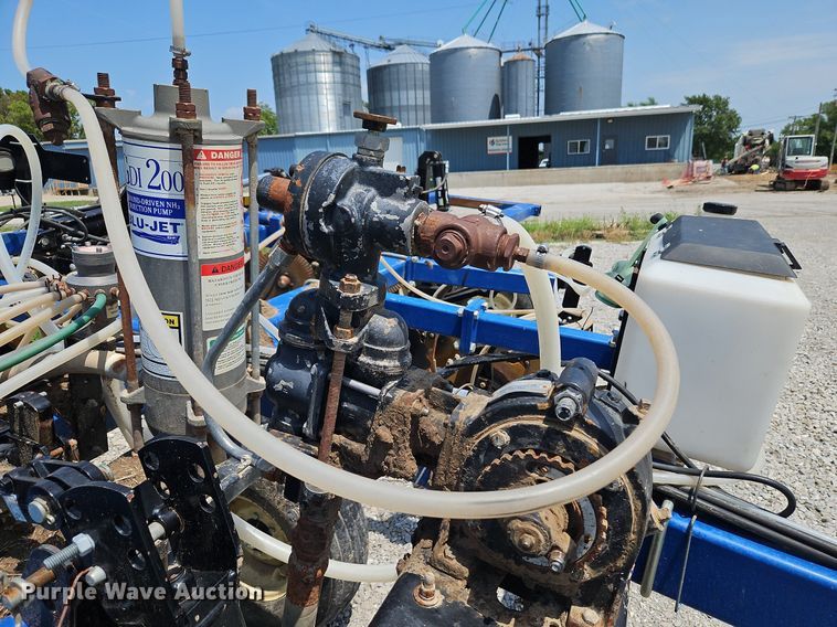 image for item DQ1828 Blu-Jet Land Runner  NH3 applicator