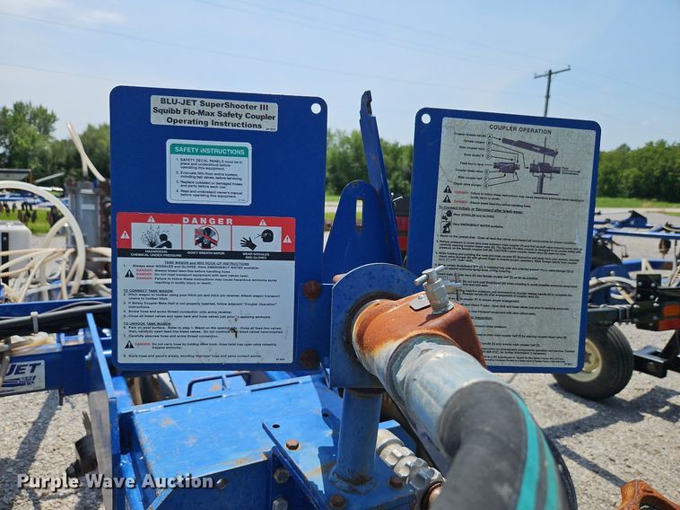 image for item DQ1828 Blu-Jet Land Runner  NH3 applicator