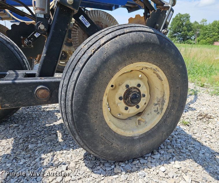 image for item DQ1828 Blu-Jet Land Runner  NH3 applicator