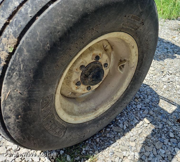 image for item DQ1828 Blu-Jet Land Runner  NH3 applicator