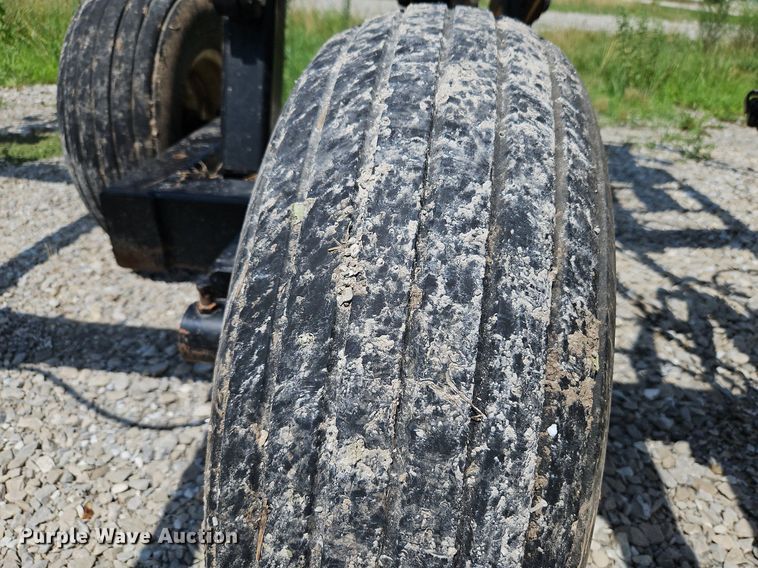 image for item DQ1828 Blu-Jet Land Runner  NH3 applicator