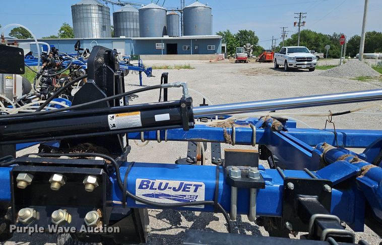 image for item DQ1829 Blu-Jet Land Runner  NH3 applicator