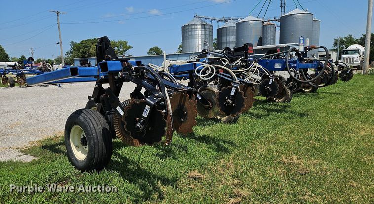 image for item DQ1830 Blu-Jet Land Runner  NH3 applicator