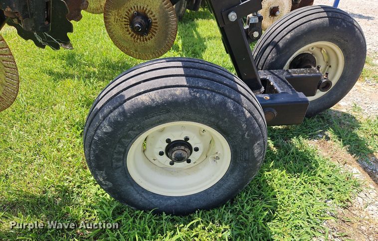 image for item DQ1830 Blu-Jet Land Runner  NH3 applicator