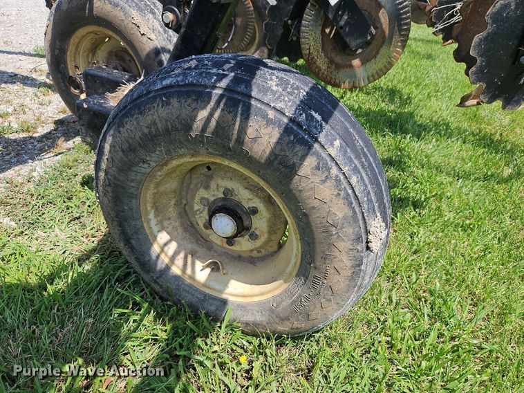image for item DQ1830 Blu-Jet Land Runner  NH3 applicator