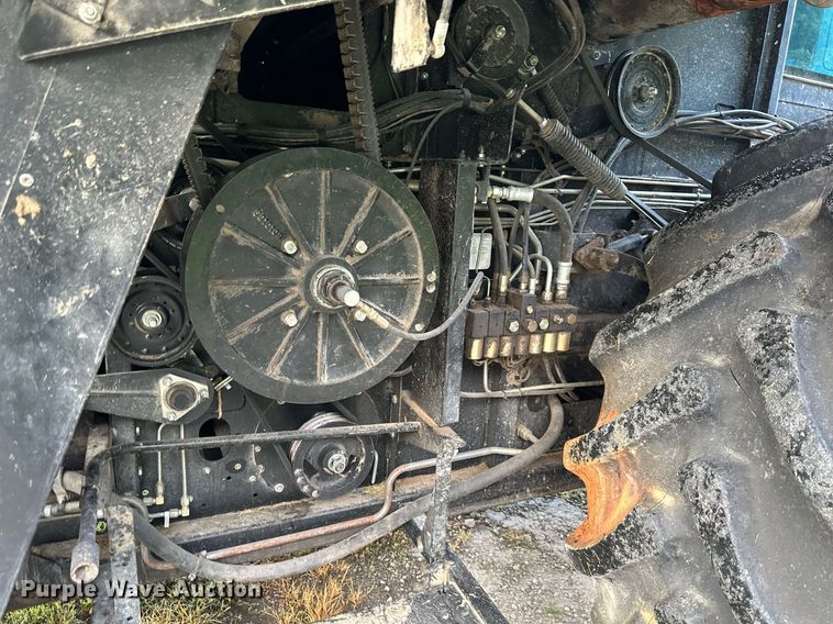 image for item DS2063 1996 Gleaner R62  combine