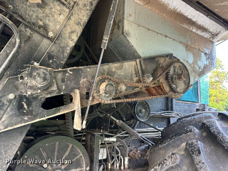 image for item DS2063 1996 Gleaner R62  combine