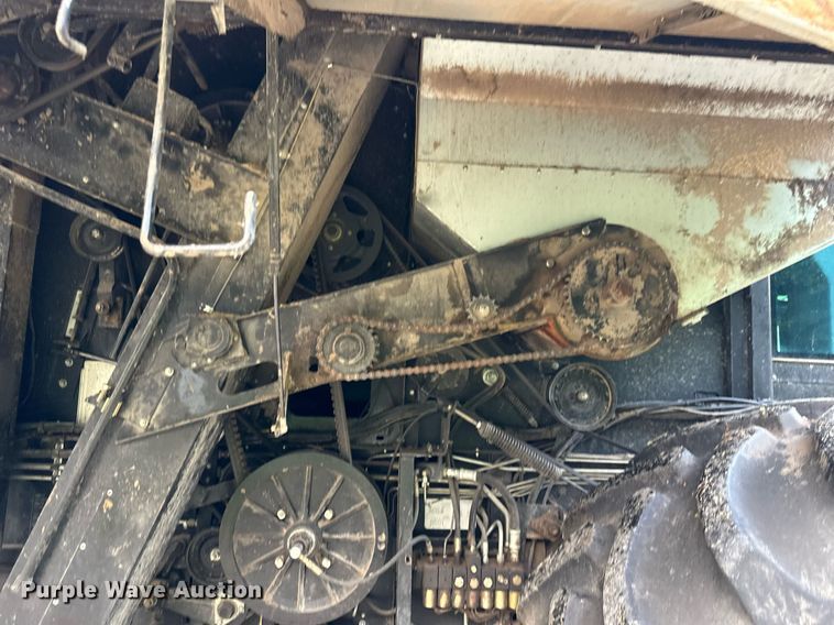 image for item DS2063 1996 Gleaner R62  combine