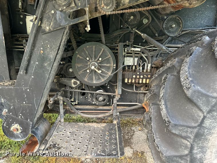 image for item DS2063 1996 Gleaner R62  combine