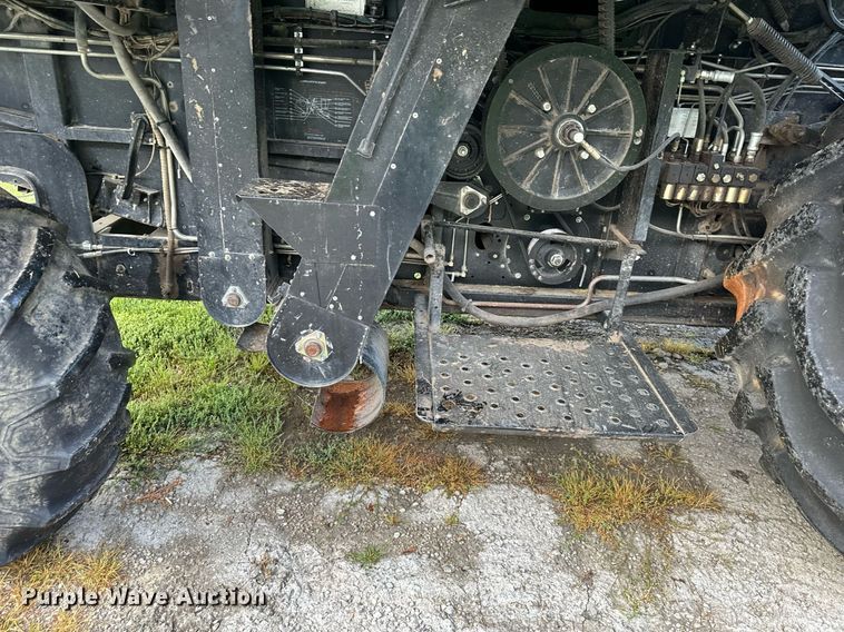 image for item DS2063 1996 Gleaner R62  combine