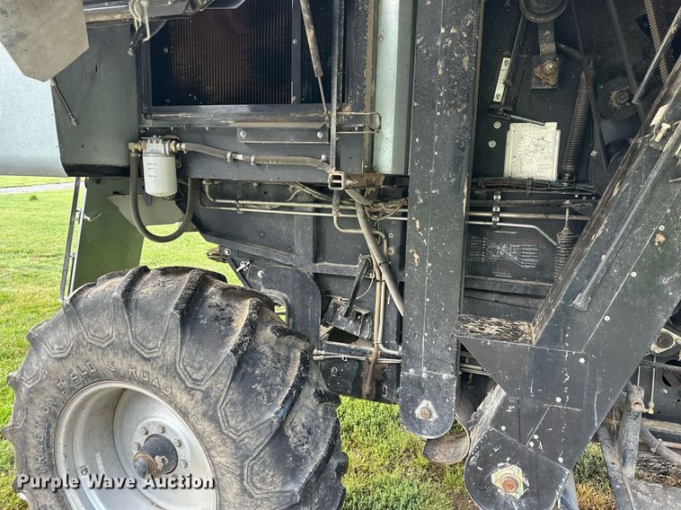 image for item DS2063 1996 Gleaner R62  combine