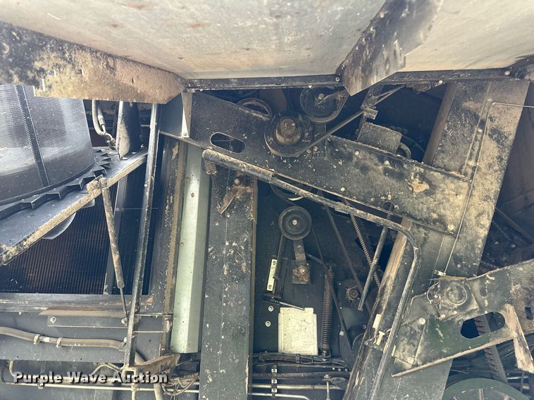 image for item DS2063 1996 Gleaner R62  combine