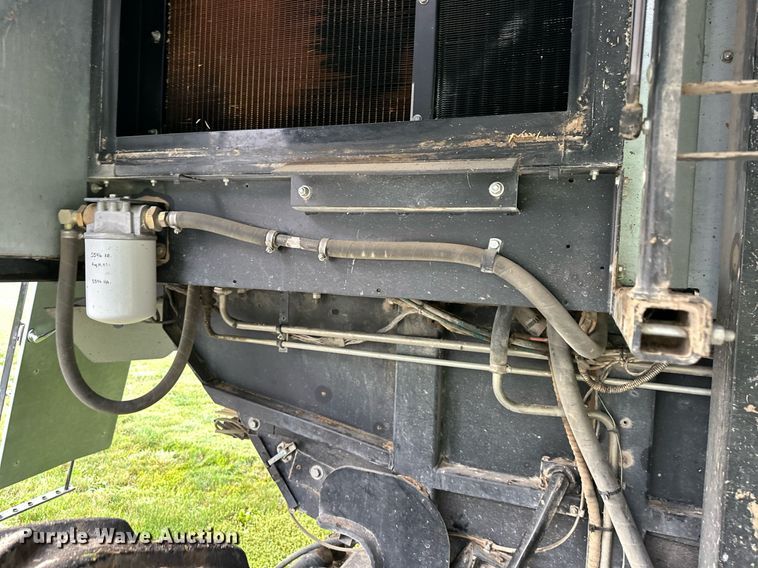 image for item DS2063 1996 Gleaner R62  combine