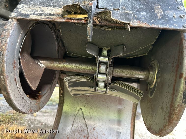 image for item DS2063 1996 Gleaner R62  combine