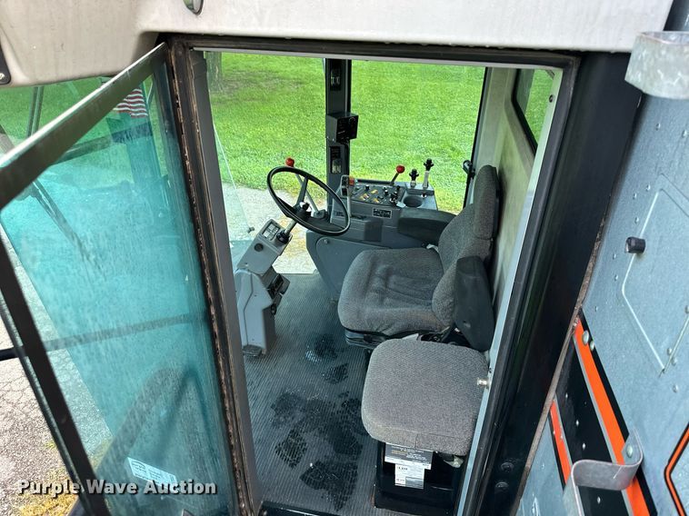 image for item DS2063 1996 Gleaner R62  combine