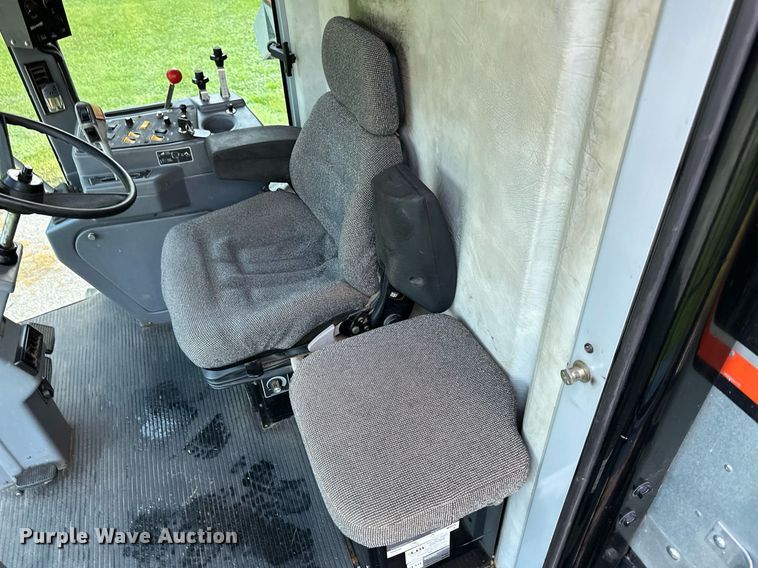 image for item DS2063 1996 Gleaner R62  combine