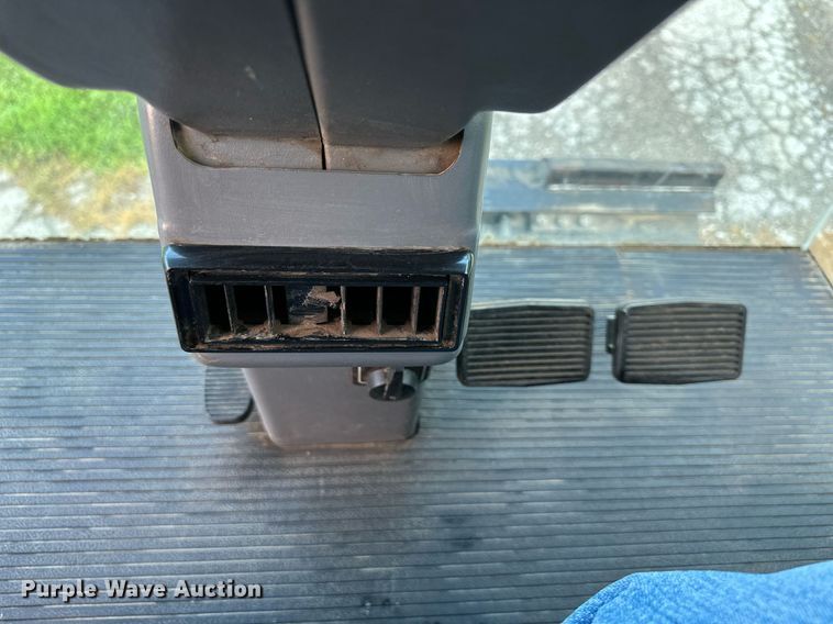 image for item DS2063 1996 Gleaner R62  combine