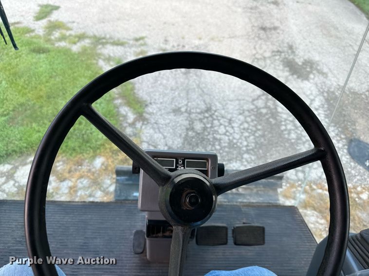 image for item DS2063 1996 Gleaner R62  combine