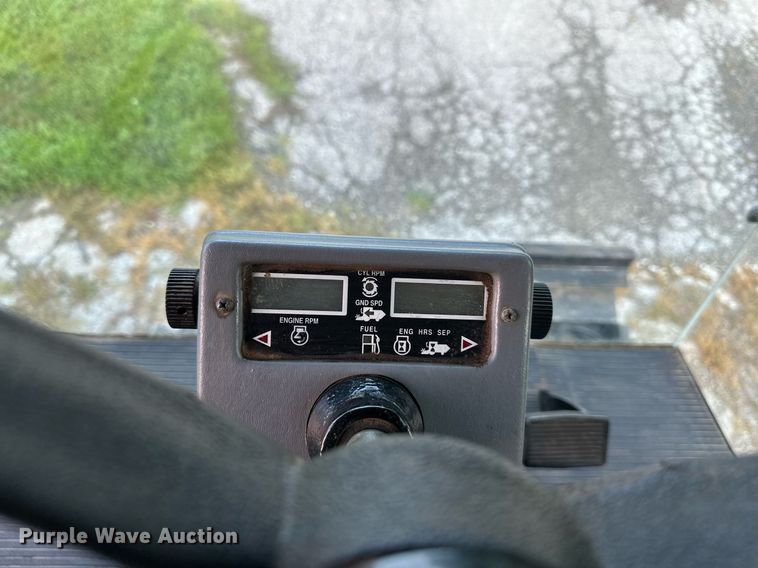 image for item DS2063 1996 Gleaner R62  combine