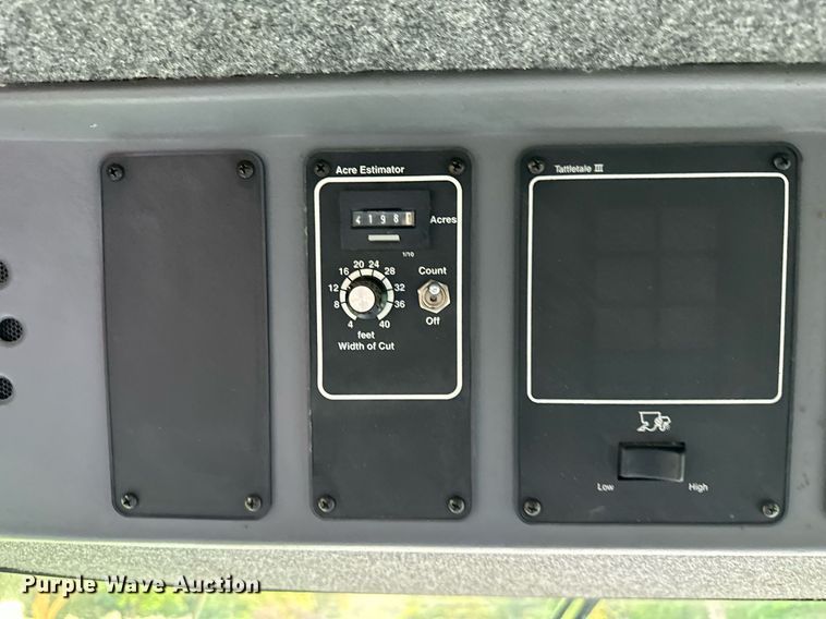 image for item DS2063 1996 Gleaner R62  combine