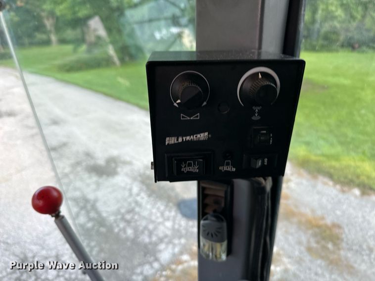 image for item DS2063 1996 Gleaner R62  combine