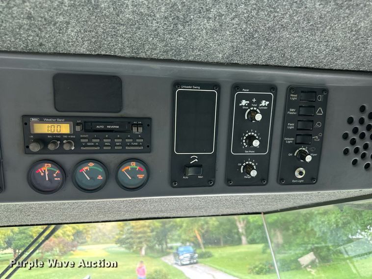 image for item DS2063 1996 Gleaner R62  combine