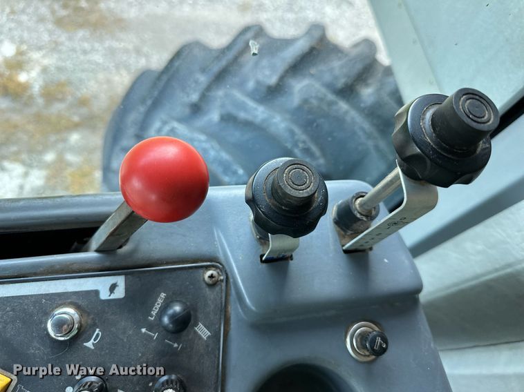 image for item DS2063 1996 Gleaner R62  combine