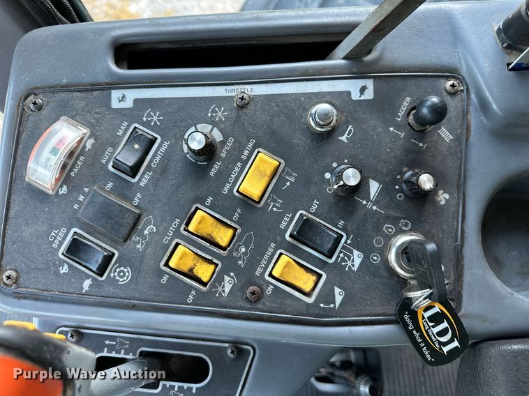 image for item DS2063 1996 Gleaner R62  combine