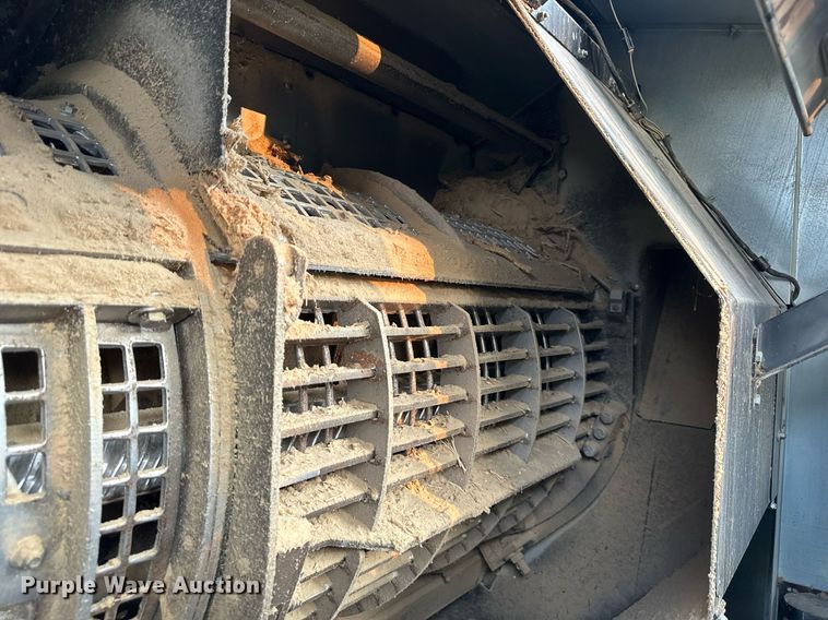 image for item DS2063 1996 Gleaner R62  combine