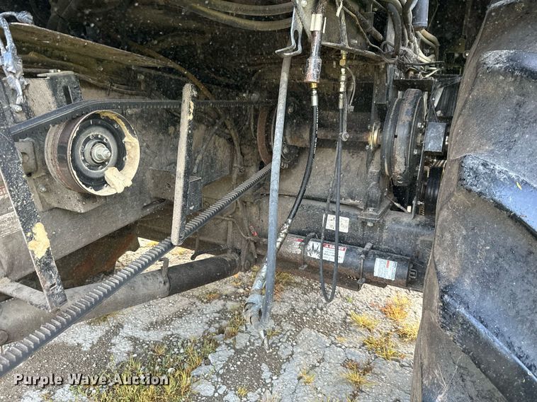 image for item DS2063 1996 Gleaner R62  combine