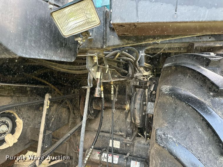 image for item DS2063 1996 Gleaner R62  combine