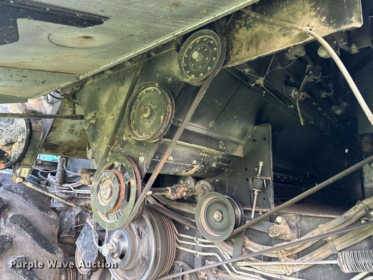 image for item DS2063 1996 Gleaner R62  combine