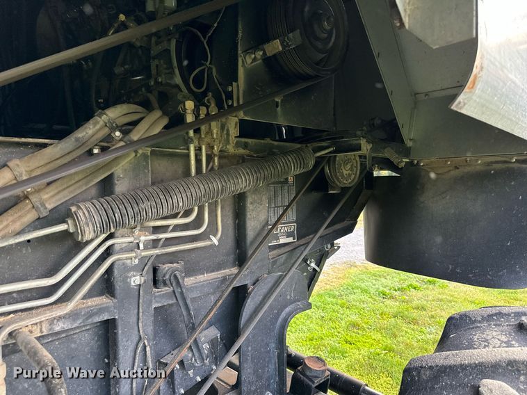 image for item DS2063 1996 Gleaner R62  combine