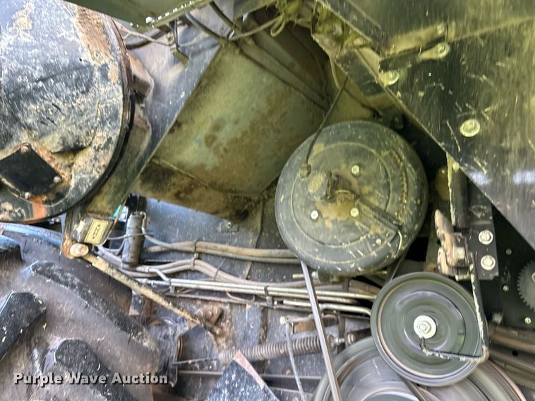 image for item DS2063 1996 Gleaner R62  combine