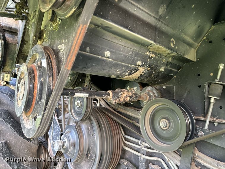 image for item DS2063 1996 Gleaner R62  combine