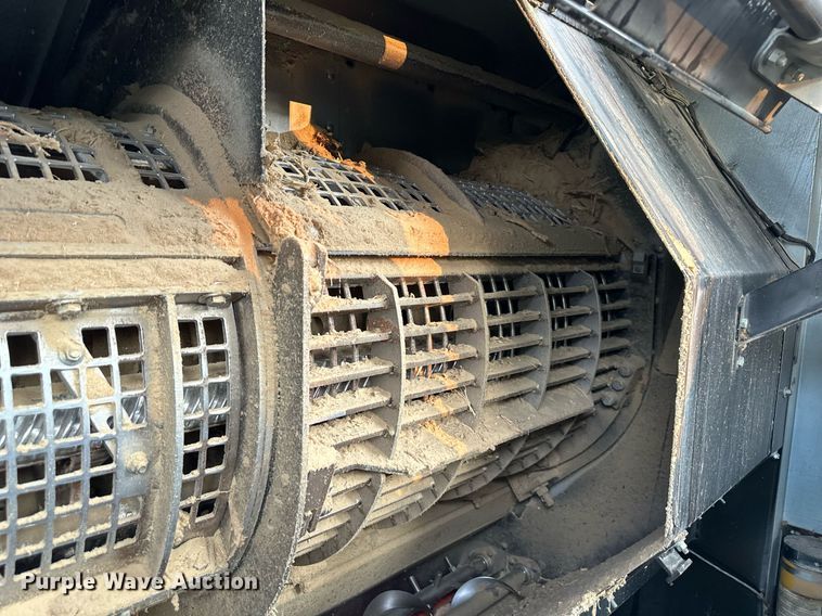 image for item DS2063 1996 Gleaner R62  combine